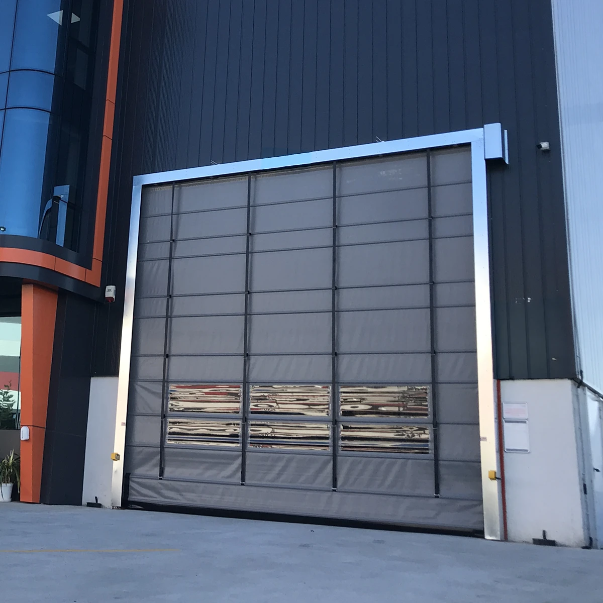 Snelloopdeuren - ISO Flex hangar doors